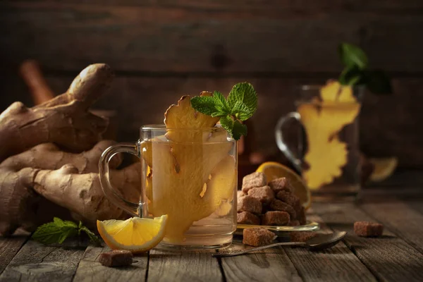 Ingwertee Mit Zitrone Und Minze Einer Glasschale Ein Altes Holzbrett — Stockfoto