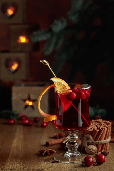 Рождественский Напиток Специями Апельсином Клюквой Старом Деревянном Столе — стоковое фото