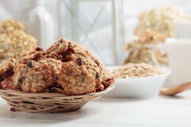 Beyaz bir masada yulaf ezmeli kuru üzümlü kurabiye..