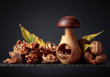 Siyah arka planda cevizler. Boşluğu kopyala.