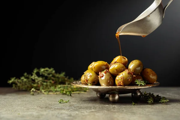 Les Olives Vertes Épicées Sont Versées Avec Huile Olive Espace — Photo