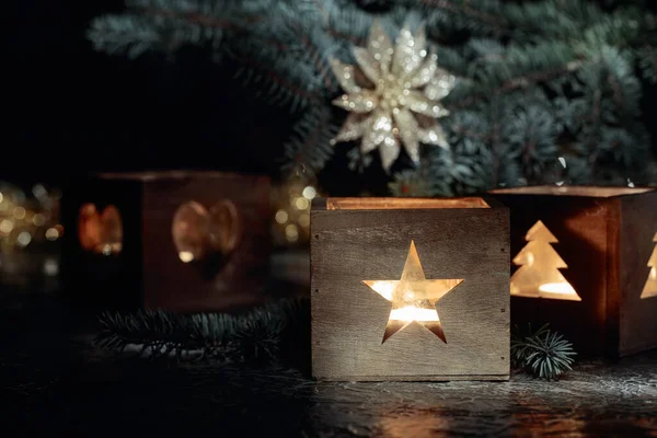 クリスマスの装飾 ヴィンテージテーブルの上の小さな木製の箱でろうそくを燃やす スペースのコピー — ストック写真