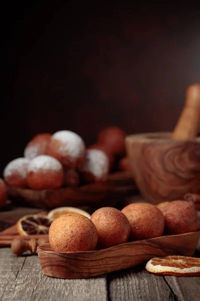 Кульки Свіжоспечених Домашніх Сирних Пончиків Старому Дерев Яному Столі Копіювати — стокове фото