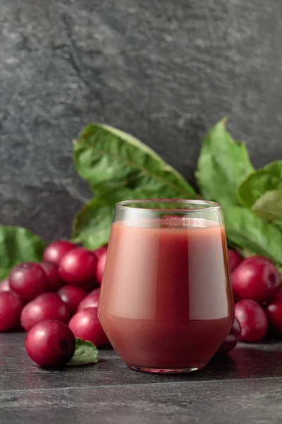 Red Plums Glass Plum Juice Black Stone Table Copy Space — Stok Foto
