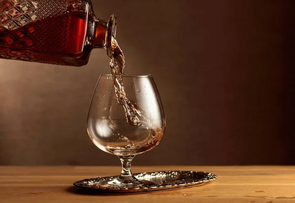 Brandy Wordt Van Een Karaf Een Snifterglas Gegoten Cognac Een — Stockfoto