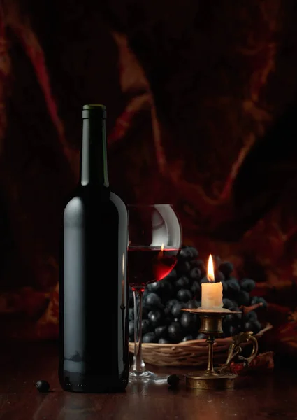 Ainda Vida Com Vinho Tinto Uvas Uma Vela Acesa Velho — Fotografia de Stock