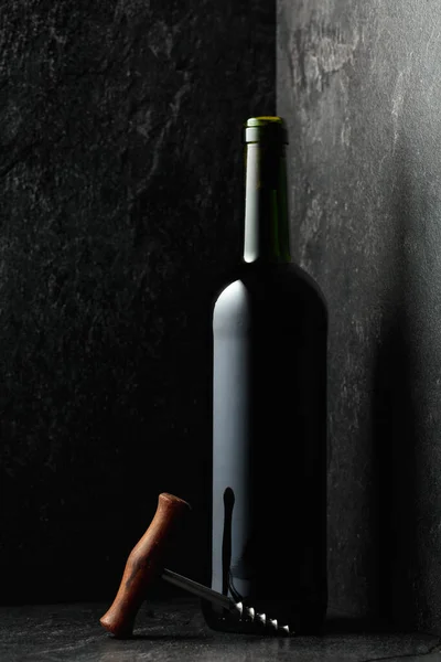 Fles Rode Wijn Kurkentrekker Een Zwarte Stenen Ondergrond — Stockfoto
