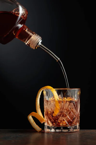Старомодный Коктейль Льдом Апельсиновой Кожурой Виски Наливают Стакан Льдом — стоковое фото