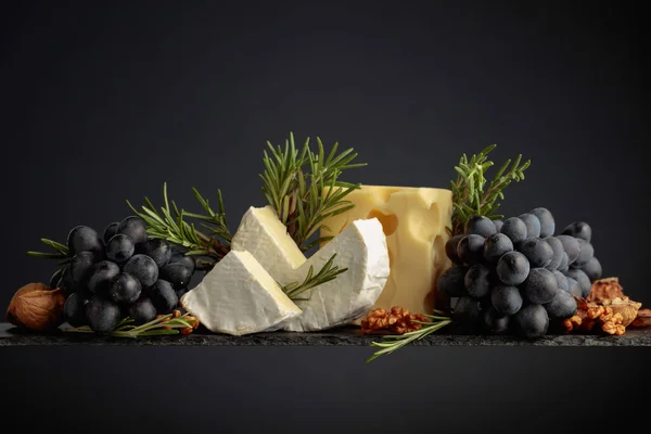 黒を基調としたクルミ ブルーブドウ ローズマリーのチーズ スペースのコピー — ストック写真