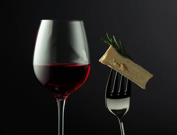 Copo Vinho Tinto Queijo Camembert Com Alecrim Sobre Fundo Preto — Fotografia de Stock