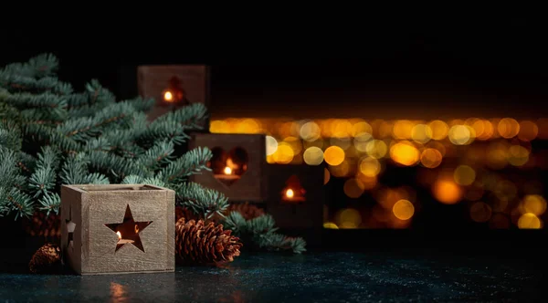 古い木製の提灯でトウヒの枝や燃えるろうそくとクリスマスの静物画 スペースのコピー — ストック写真