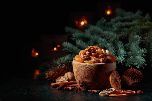 Gedroogde Vruchten Diverse Noten Kerststilleven Met Sparren Takken Brandende Kaarsen — Stockfoto