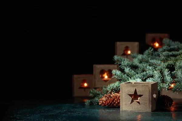 Bożonarodzeniowa Martwa Natura Gałązkami Świerku Palącymi Się Świecami Starych Drewnianych — Zdjęcie stockowe