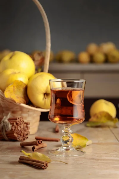 Apfelsaft Und Frische Saftige Äpfel Auf Dem Küchentisch — Stockfoto