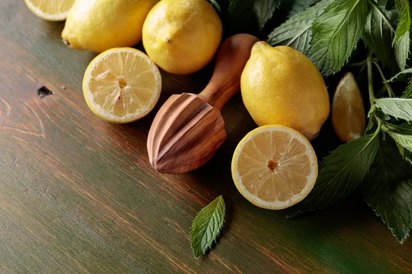Citrons Frais Juteux Avec Menthe Sur Vieux Fond Bois Vue — Photo