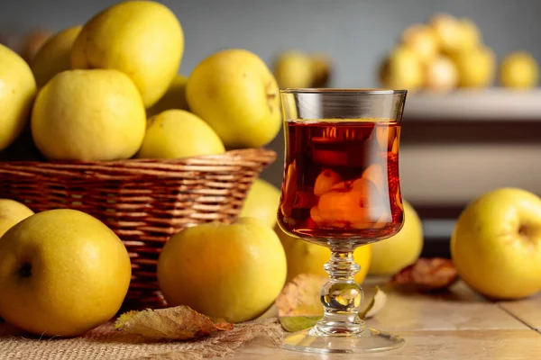 Apel Segar Dalam Keranjang Dan Segelas Jus Apel Atas Meja — Stok Foto