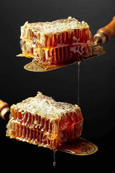 Close Honeycombs Antique Brass Spatula — Stock Fotó