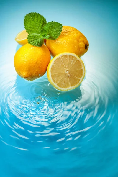 Ripe Juicy Lemons Mint Blue Background Water Splashes Copy Space — Stockfoto