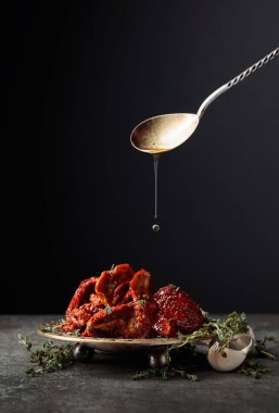 Taş bir masada güneşte kurutulmuş zeytinyağında domatesler. Boşluğu kopyala.