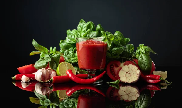 Salsa Tomate Con Ingredientes Tomates Frescos Pimiento Rojo Ajo Albahaca — Foto de Stock