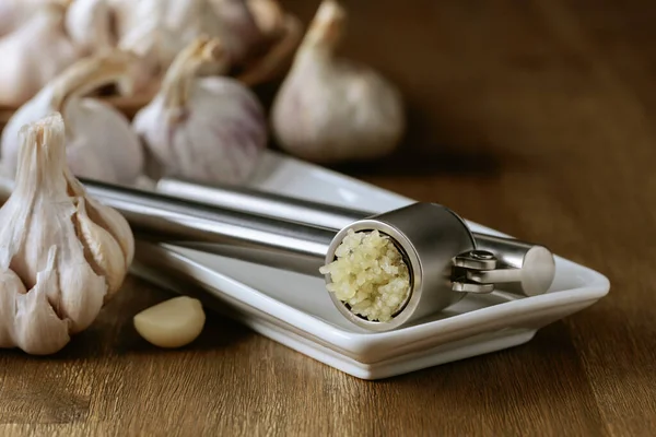 Garlic Bulbs Garlic Press Old Wooden Table — Stok fotoğraf