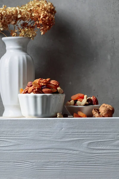 Beyaz Ahşap Bir Masada Kurumuş Meyve Fındık Boşluğu Kopyala — Stok fotoğraf