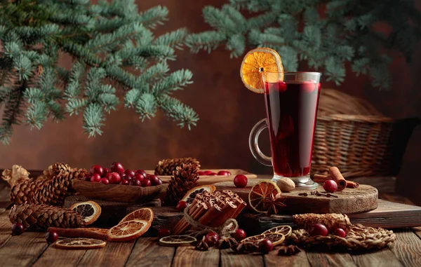 Bebida Caliente Navidad Con Especias Cítricos Secos Arándanos Una Vieja — Foto de Stock