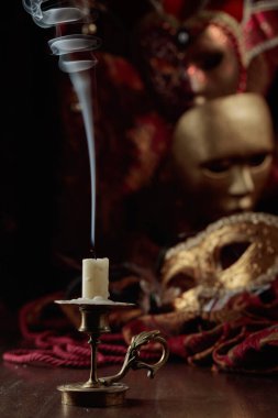 Eski bir şamdan ve karnaval maskeleriyle sönmüş bir mumla sakin bir hayat..
