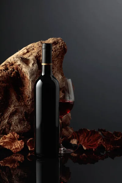 Flasche Und Glas Rotwein Hintergrund Altes Treibholz Und Vertrocknete Weinblätter — Stockfoto