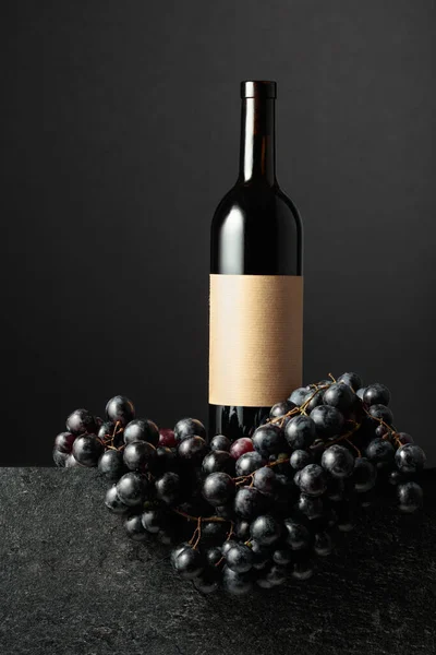 Juicy Blue Grapes Red Wine Black Background Bottle Old Empty — Fotografia de Stock