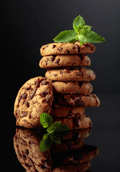 Freshly Baked Chocolate Cookies Mint Black Reflective Background — Fotografia de Stock
