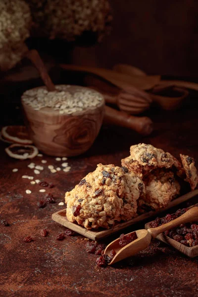 Haferflocken Rosinen Kekse Und Küchenutensilien Auf Einem Braunen Tisch — Stockfoto