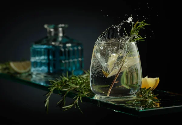 Gin Tonic Cocktail Med Citron Och Rosmarin Citronskiva Faller Glas — Stockfoto