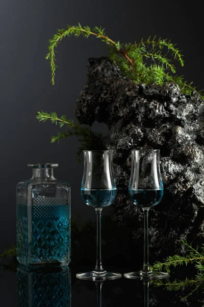Blue Gin Black Reflective Background Juniper Branches Grey Stone Background — Fotografia de Stock