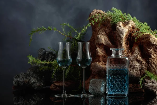 Blue Gin Black Reflective Background Juniper Branches Stone Old Driftwood — Fotografia de Stock