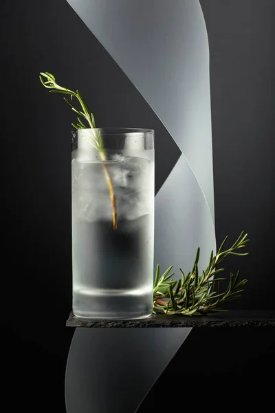 Cocktail Gin Tonic Met Ijs Rozemarijn Een Zwarte Achtergrond — Stockfoto