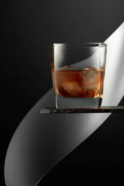 Whisky Jéggel Fekete Alapon — Stock Fotó