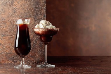 Kahverengi arka planda kremalı kahve ve çikolata içecekler. Boşluğu kopyala.