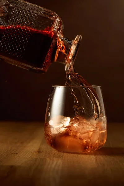 Виски Наливают Запруженный Стакан Натуральным Льдом Стакан Виски Дубовом Столе — стоковое фото
