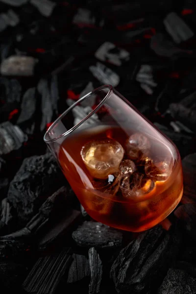 Whiskey Ice Dampened Glass Background Burning Charcoal — Stock Photo, Image
