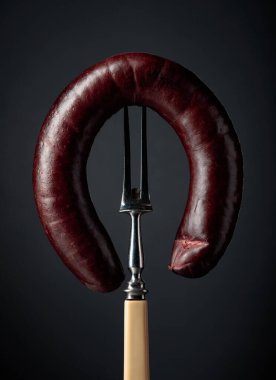 Siyah arka planda kara puding ya da kan sosisi...