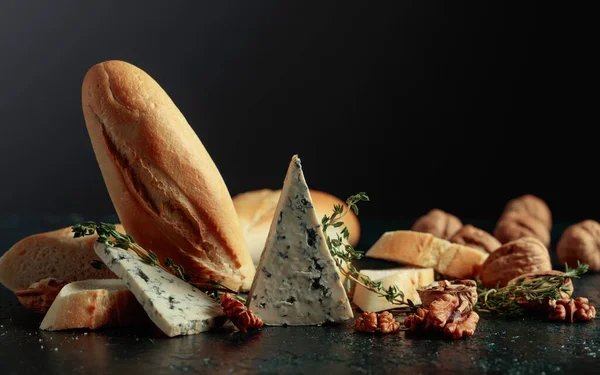 バゲット クルミ タイムのブルーチーズ 伝統的な地中海の軽食 — ストック写真