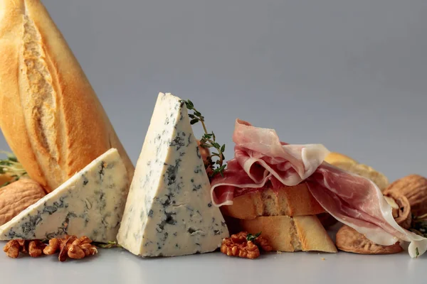 ブルーチーズ バゲット クルミ タイムとプロシクト 伝統的な地中海の軽食 — ストック写真