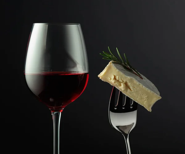 Ένα Ποτήρι Κόκκινο Κρασί Και Τυρί Camembert Δεντρολίβανο Μαύρο Φόντο — Φωτογραφία Αρχείου
