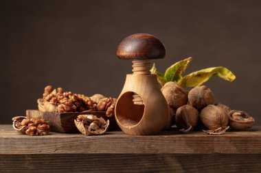 Eski ahşap bir masada cevizler. Ön görünüm.