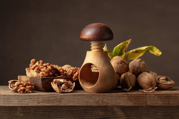 Eski ahşap bir masada cevizler. Ön görünüm.