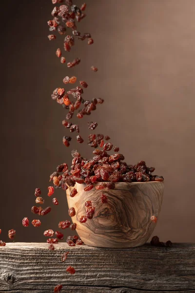 褐色背景的葡萄干 莱辛在木碗里 复制空间 — 图库照片