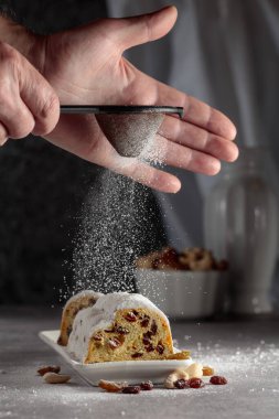 Kuru üzümlü ve fındıklı geleneksel meyveli pasta üzerine şeker tozu serpiştirilmiş..