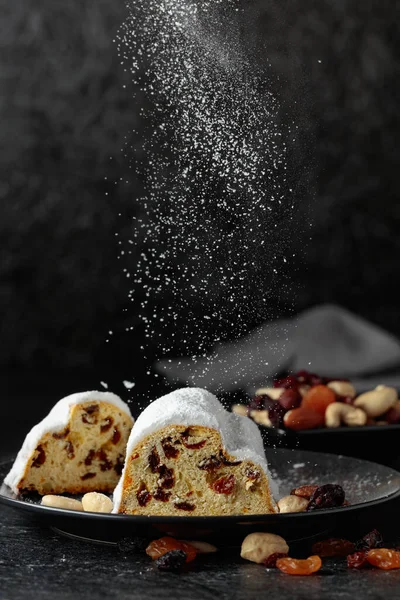 건포도와 가루를 뿌려진 전통적 케이크 — 스톡 사진