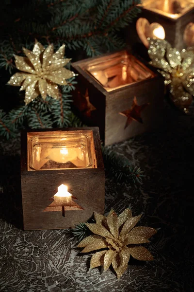 Świąteczne Dekoracje Płonące Świece Małych Drewnianych Pudełkach Zabytkowym Stole — Zdjęcie stockowe